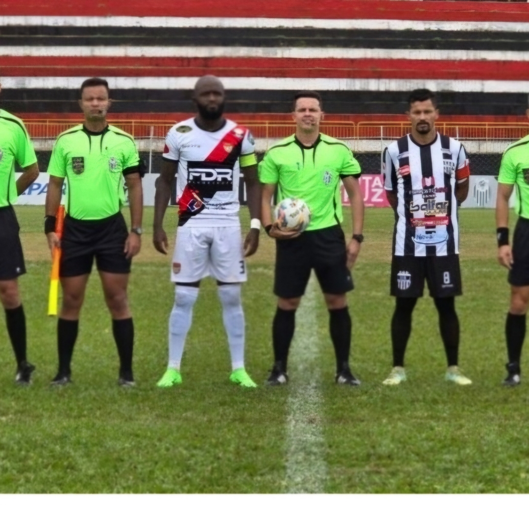 Apucarana Sports x Grêmio Maringá fazem partida disputada.